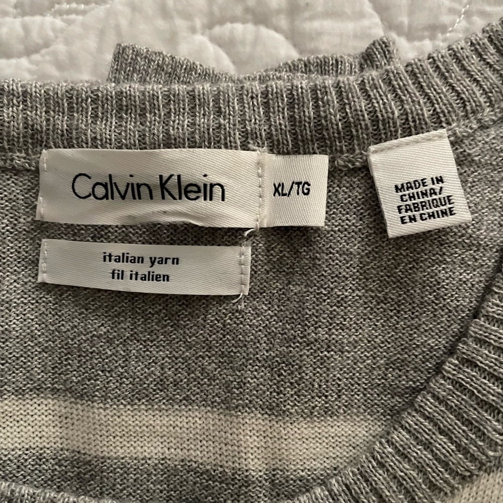 Calvin Klein Mens Find Italian yarn. Lightweight all weather Cree neck XL